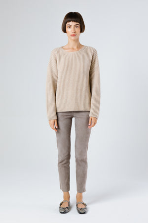 Front view of Albani Cashmere Pullover Sphinx — beige-grey Italian cashmere knit with soft waffle texture and relaxed fit.