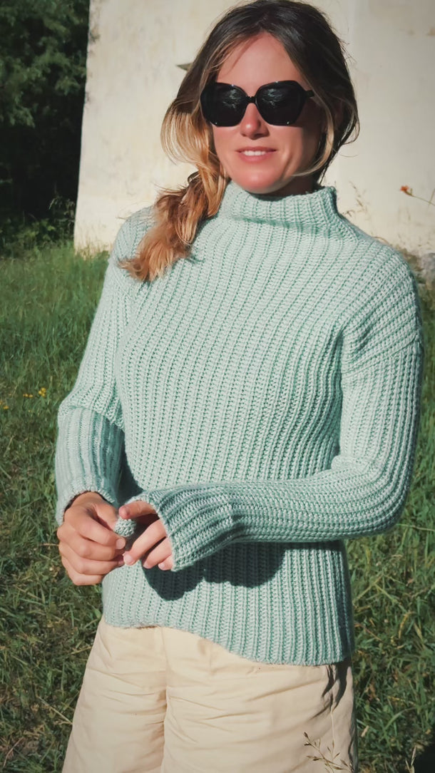 Short video of model wearing Xandra light-teal cashmere pullover in the Alpes